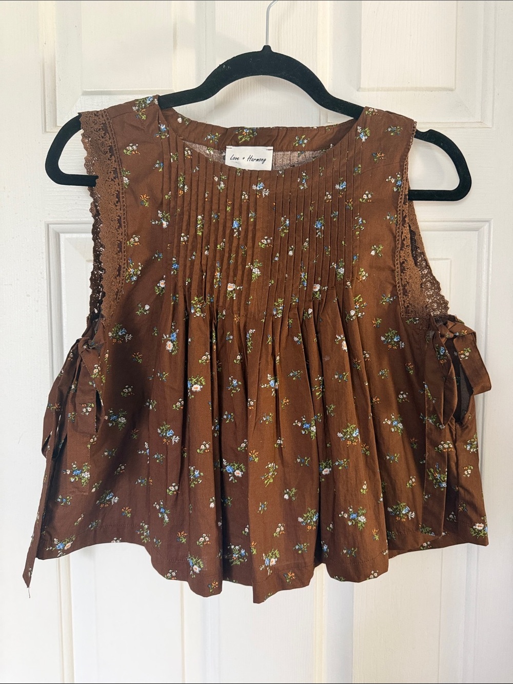 Love + harmony Brown Floral Sleeveless Smocked Yoke Top medium - Picture 4 of 7